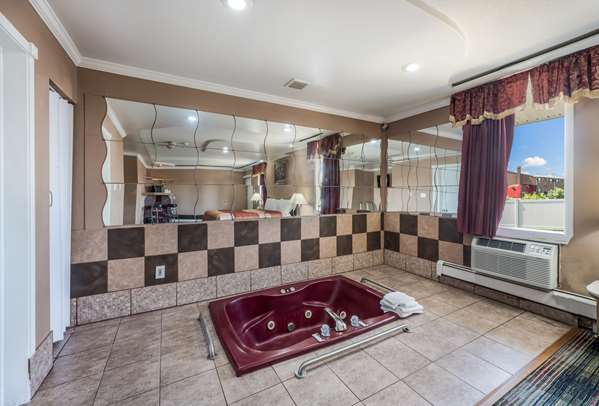 Suite - Knights Inn Trevose - I-276, Exit 351 & 352