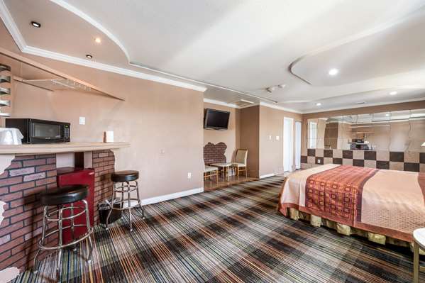 Suite - Knights Inn Trevose - I-276, Exit 351 & 352