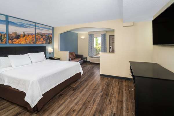 Suite - Days Inn North Clarksville - I-24, Exit 4
