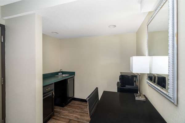 Suite - Days Inn North Clarksville - I-24, Exit 4
