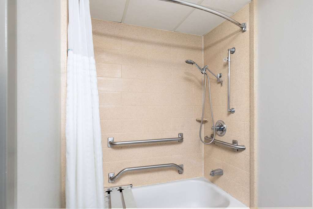 DAYS INN BY WYNDHAM, CLARKSVILLE NO-guestroom-Guest Room,Bathroom,Accessibility,On-Site.jpg