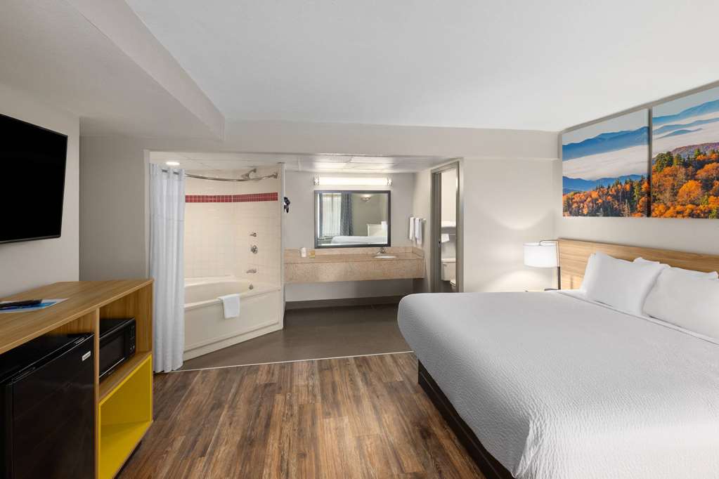 DAYS INN BY WYNDHAM, CLARKSVILLE NO-guestroom-Guest Room,Suite,On-Site.jpg