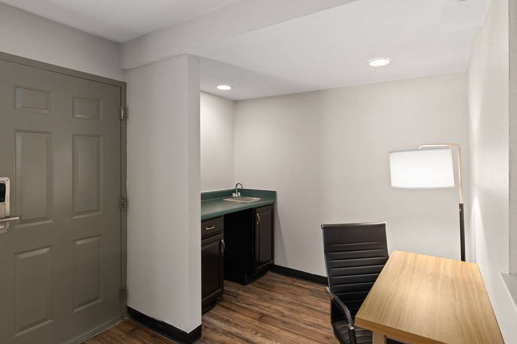 DAYS INN BY WYNDHAM, CLARKSVILLE NO-guestroom-Guest Room,Suite,On-Site.jpg