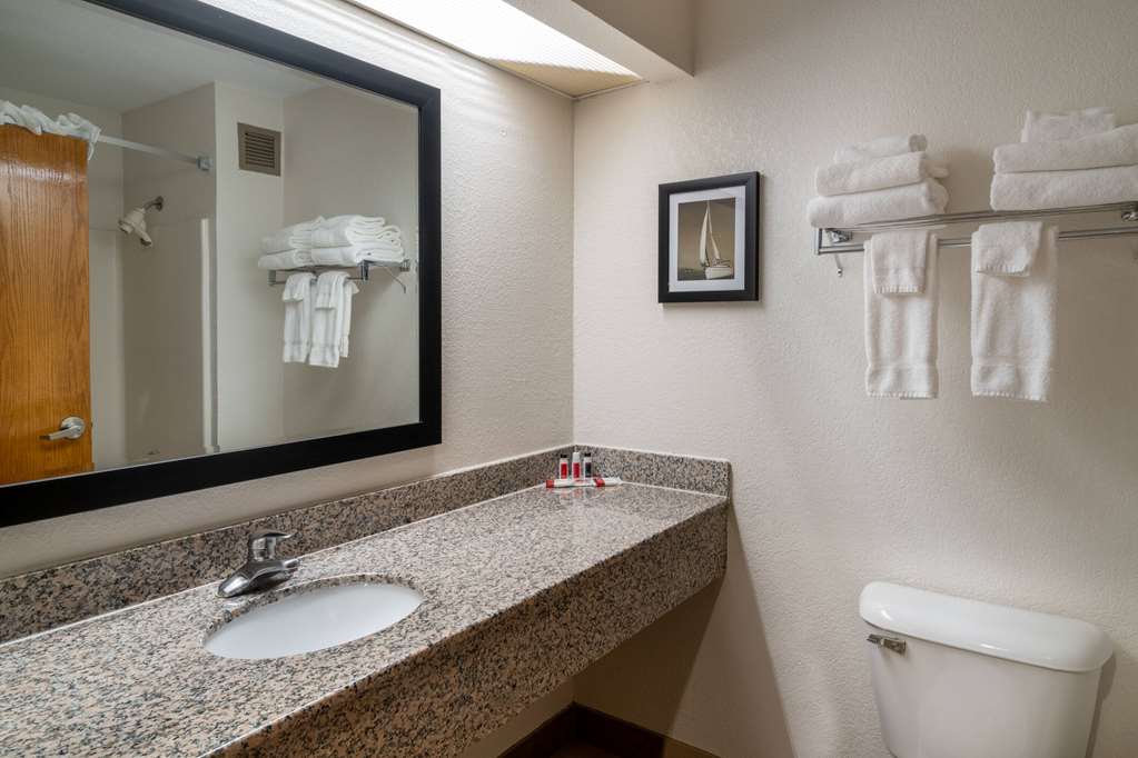 RAMADA BY WYNDHAM MAGGIE VALLEY-guestroom-Guest Room,Bathroom,On-Site.jpg