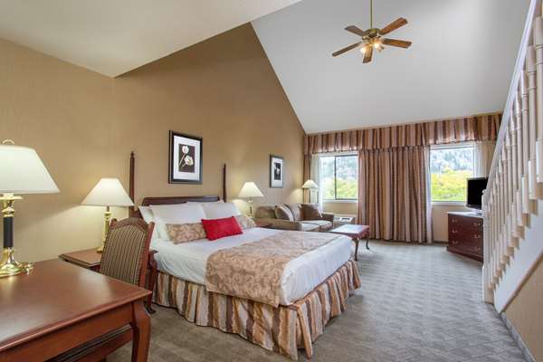 Suite - Ramada Hotel Kelowna