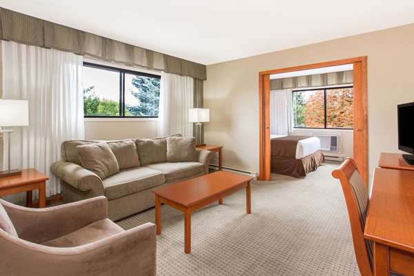 Suite - Ramada Hotel Kelowna