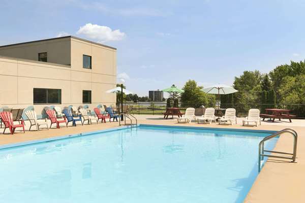 Pool - Ramada Hotel Harbourview Belleville