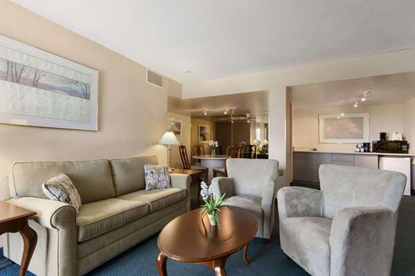 Suite - Ramada Hotel Harbourview Belleville