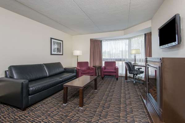 Suite - Ramada Plaza Hotel Niagara Falls