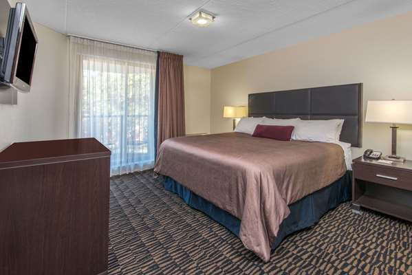 Suite - Ramada Plaza Hotel Niagara Falls