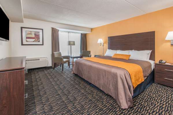 Suite - Ramada Plaza Hotel Niagara Falls