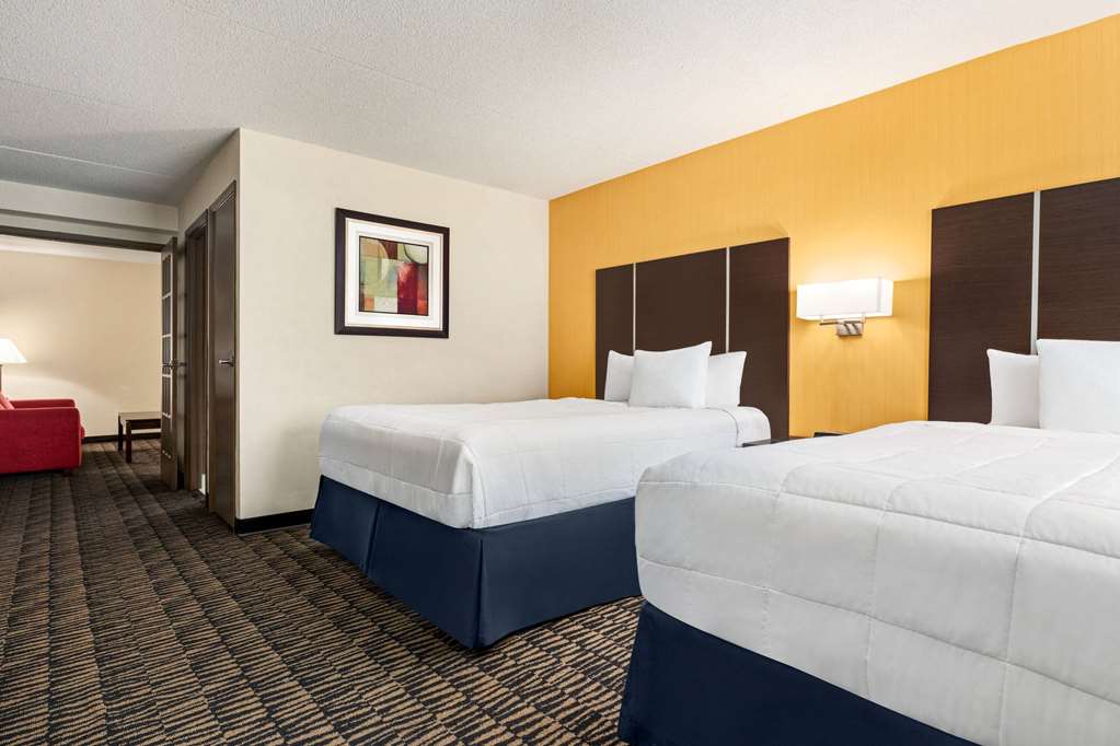 Ramada Plaza by Wyndham Niagara Falls Room Type - 2 Queen Bed Non Smoking Suite
