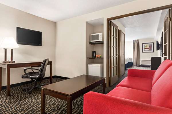 Suite - Ramada Plaza Hotel Niagara Falls