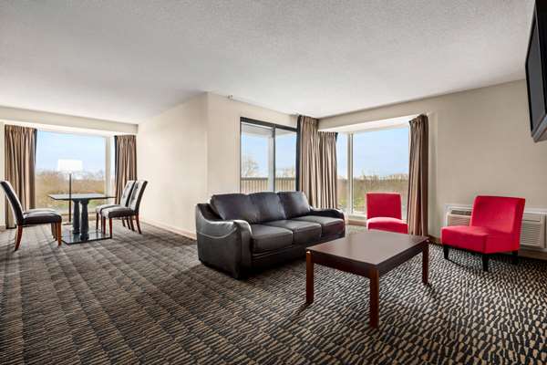 Suite - Ramada Plaza Hotel Niagara Falls