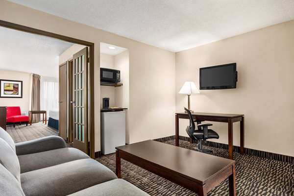 Suite - Ramada Plaza Hotel Niagara Falls