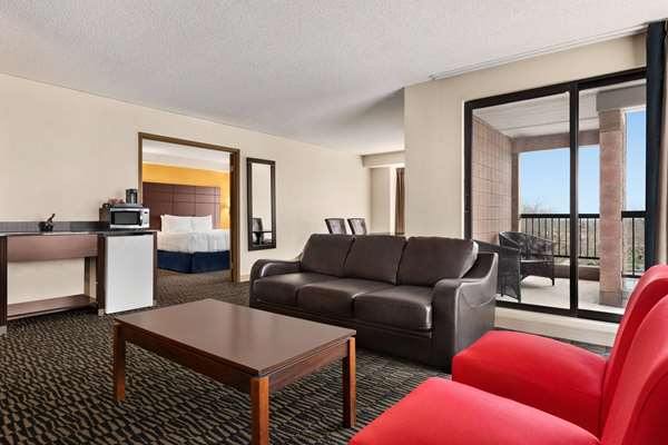 Suite - Ramada Plaza Hotel Niagara Falls