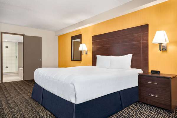 Suite - Ramada Plaza Hotel Niagara Falls