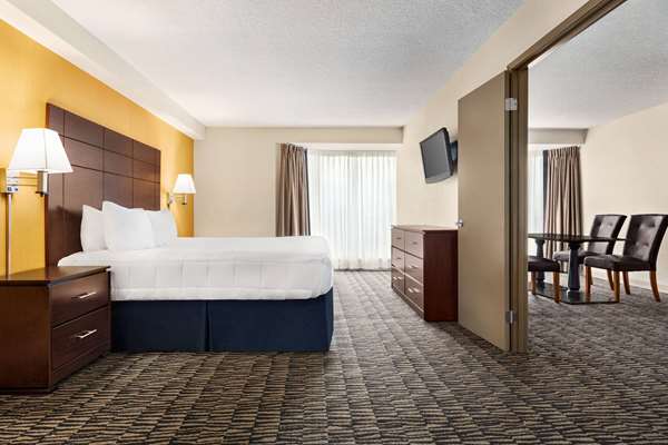 Suite - Ramada Plaza Hotel Niagara Falls