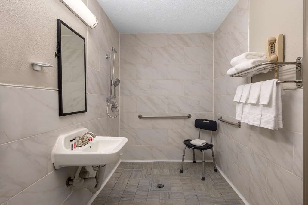 DAYS INN BY WYNDHAM JACKSON-guestroom-Guest Room,Bathroom,Shower,Accessibility,On-Site.jpg