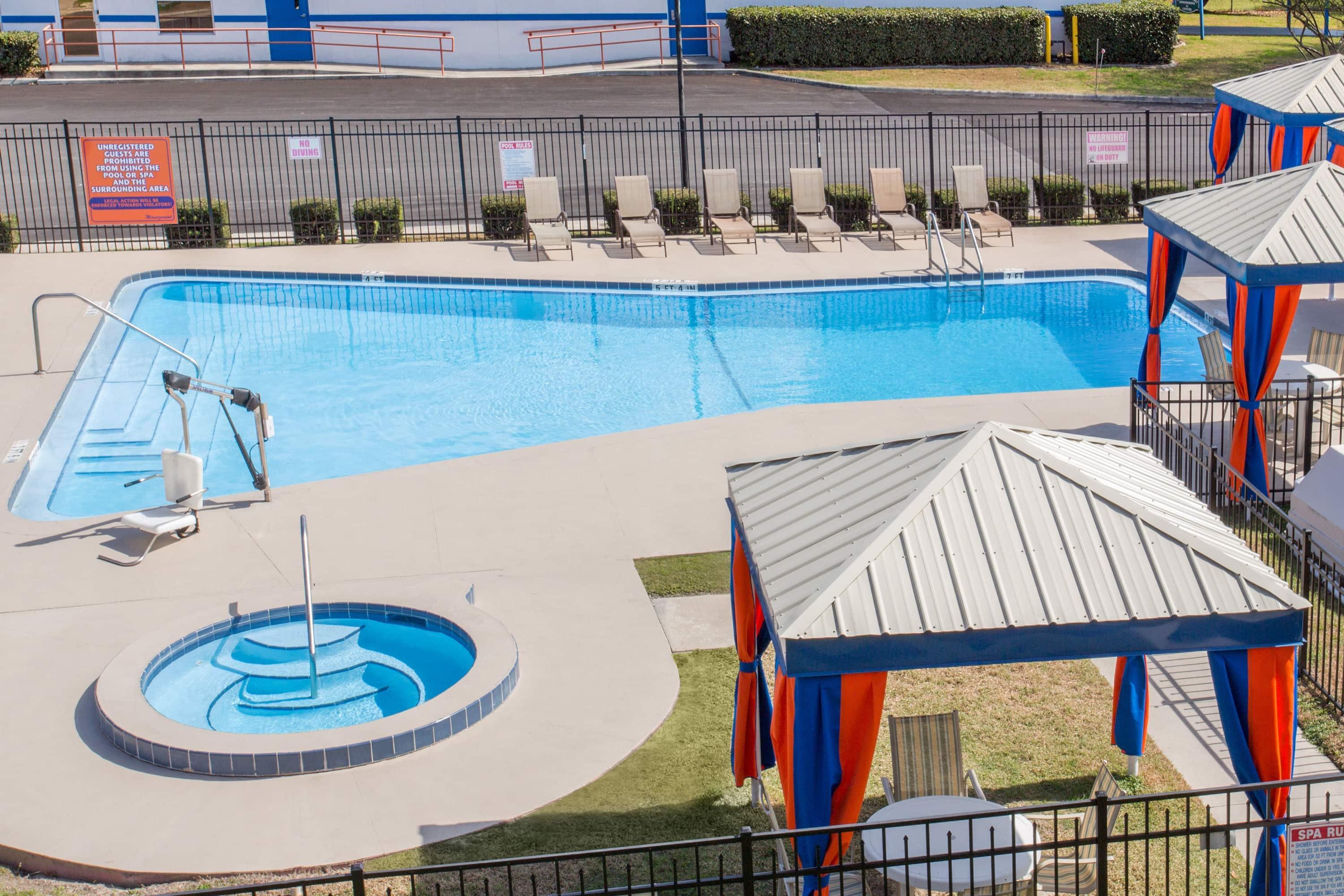 Pool | Howard Johnson by Wyndham Ocala FL I-75