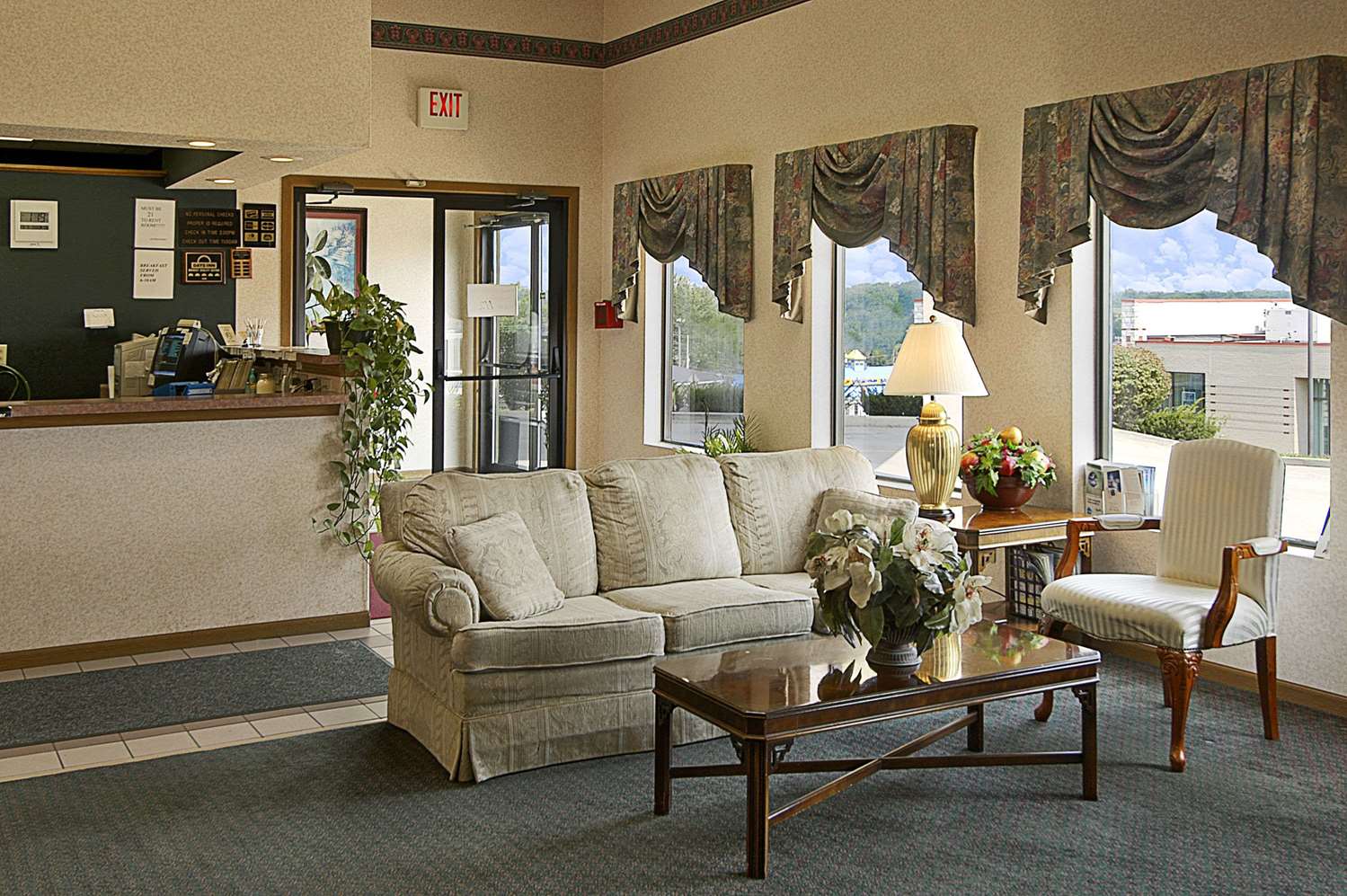 Days Inn Hillsboro Oh See S Lobby Days Inn Hillsboro