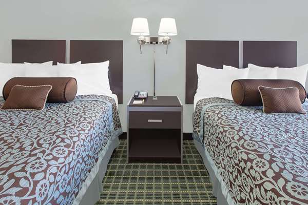  - Days Inn Market Center Dallas - I-35, Exit 430B
