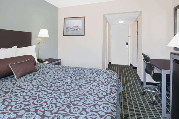  - Days Inn Market Center Dallas - I-35, Exit 430B