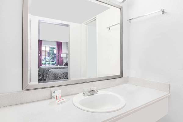  - Days Inn Market Center Dallas - I-35, Exit 430B