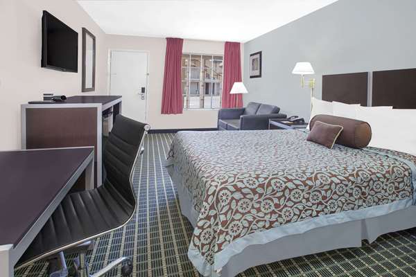  - Days Inn Market Center Dallas - I-35, Exit 430B