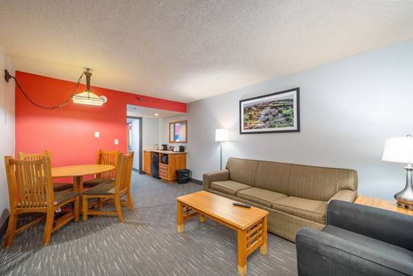  - Ramada Hotel & Suites Sioux Falls Airport - I-29, Exit 81