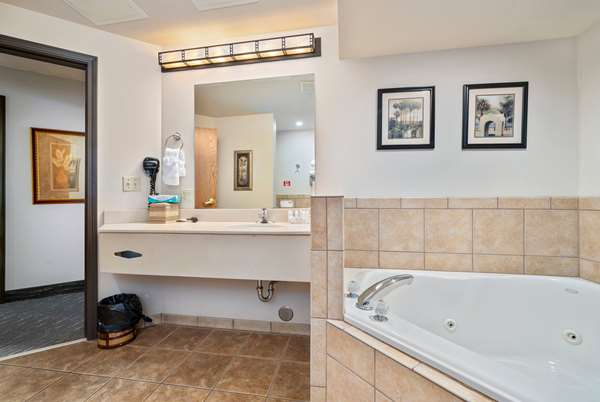  - Ramada Hotel & Suites Sioux Falls Airport - I-29, Exit 81