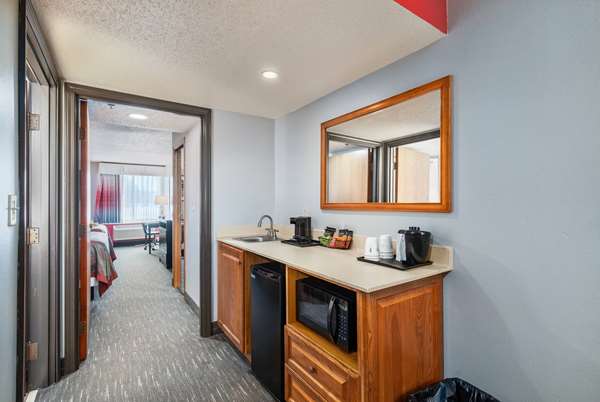  - Ramada Hotel & Suites Sioux Falls Airport - I-29, Exit 81