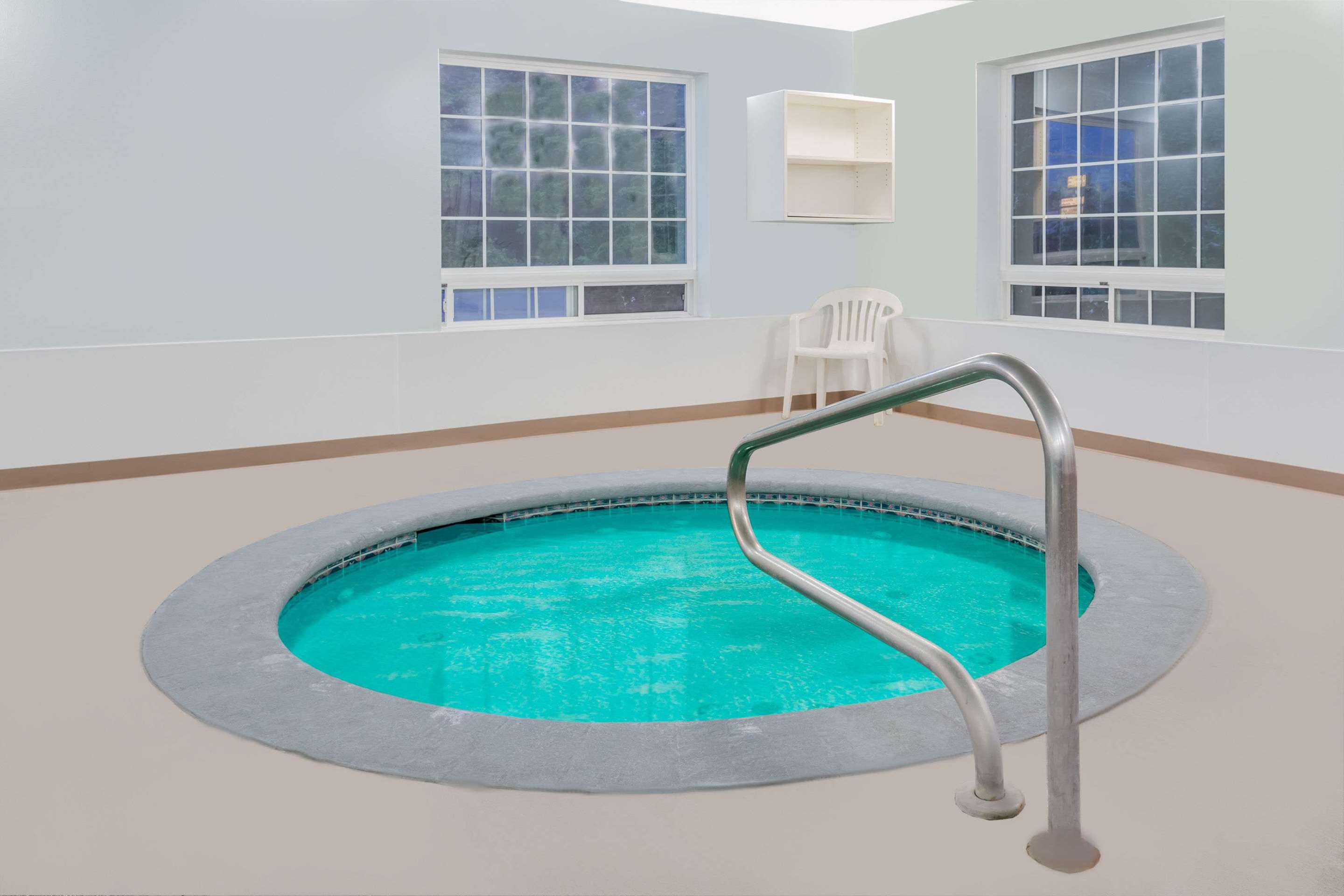 Pool | Days Inn by Wyndham Ocean Shores