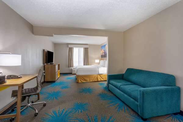 Suite - Days Inn Airport Denver