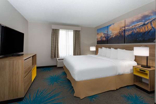 Suite - Days Inn Airport Denver