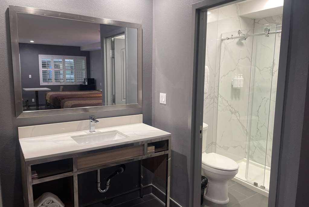 TRAVELODGE BY WYNDHAM WHITTIER-guestroom-Guest Room,Bathroom,On-Site.jpg