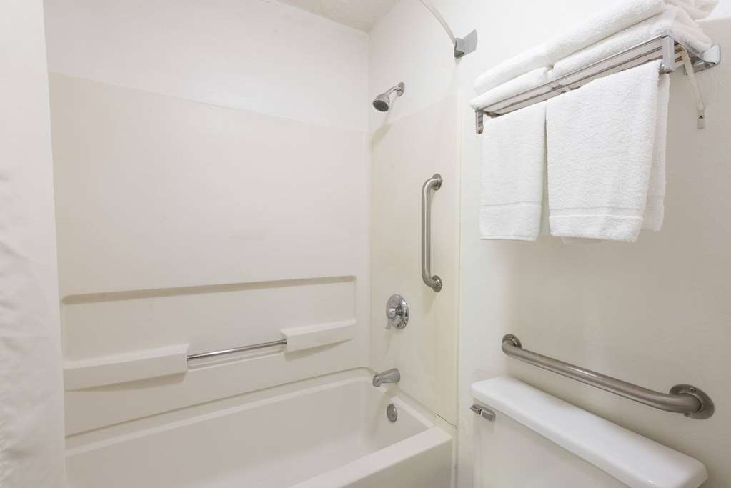 SUPER 8 BY WYNDHAM COSHOCTON ROSCOE-guestroom-Guest Room,Bathroom,Accessibility,On-Site.jpg