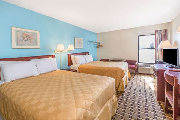  - Super 8 Hotel Downtown Knoxville - I-75, Exit 108