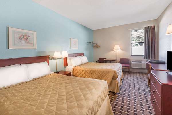  - Super 8 Hotel Downtown Knoxville - I-75, Exit 108