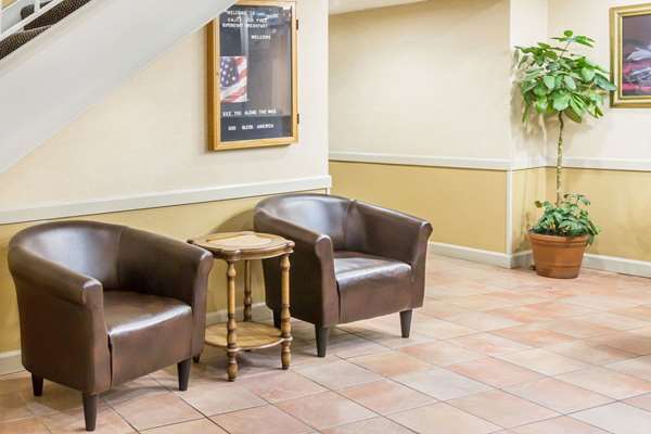  - Super 8 Hotel Downtown Knoxville - I-75, Exit 108