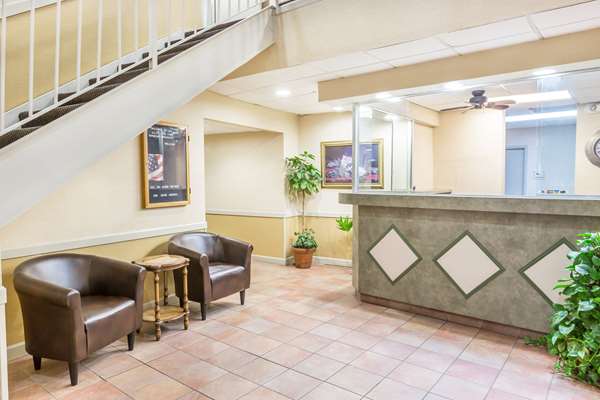  - Super 8 Hotel Downtown Knoxville - I-75, Exit 108