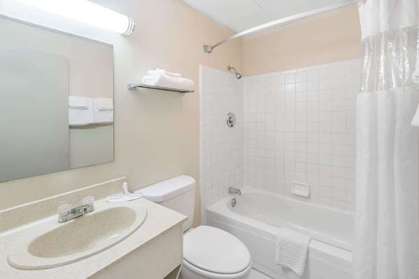  - Super 8 Hotel Downtown Knoxville - I-75, Exit 108