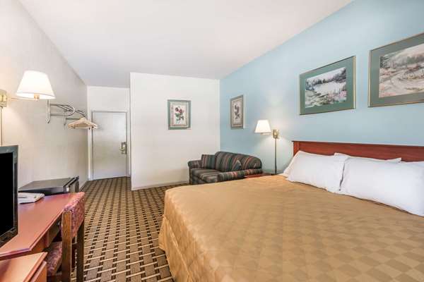  - Super 8 Hotel Downtown Knoxville - I-75, Exit 108