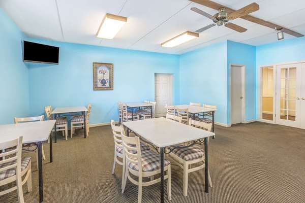  - Super 8 Hotel Downtown Knoxville - I-75, Exit 108