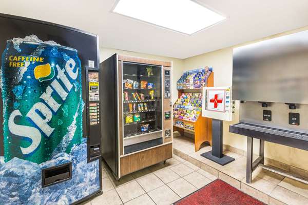  - Super 8 Hotel Downtown Knoxville - I-75, Exit 108