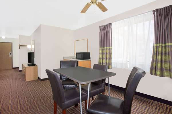 Suite - Super 8 Hotel Bloomfield - I-25, Exit 242