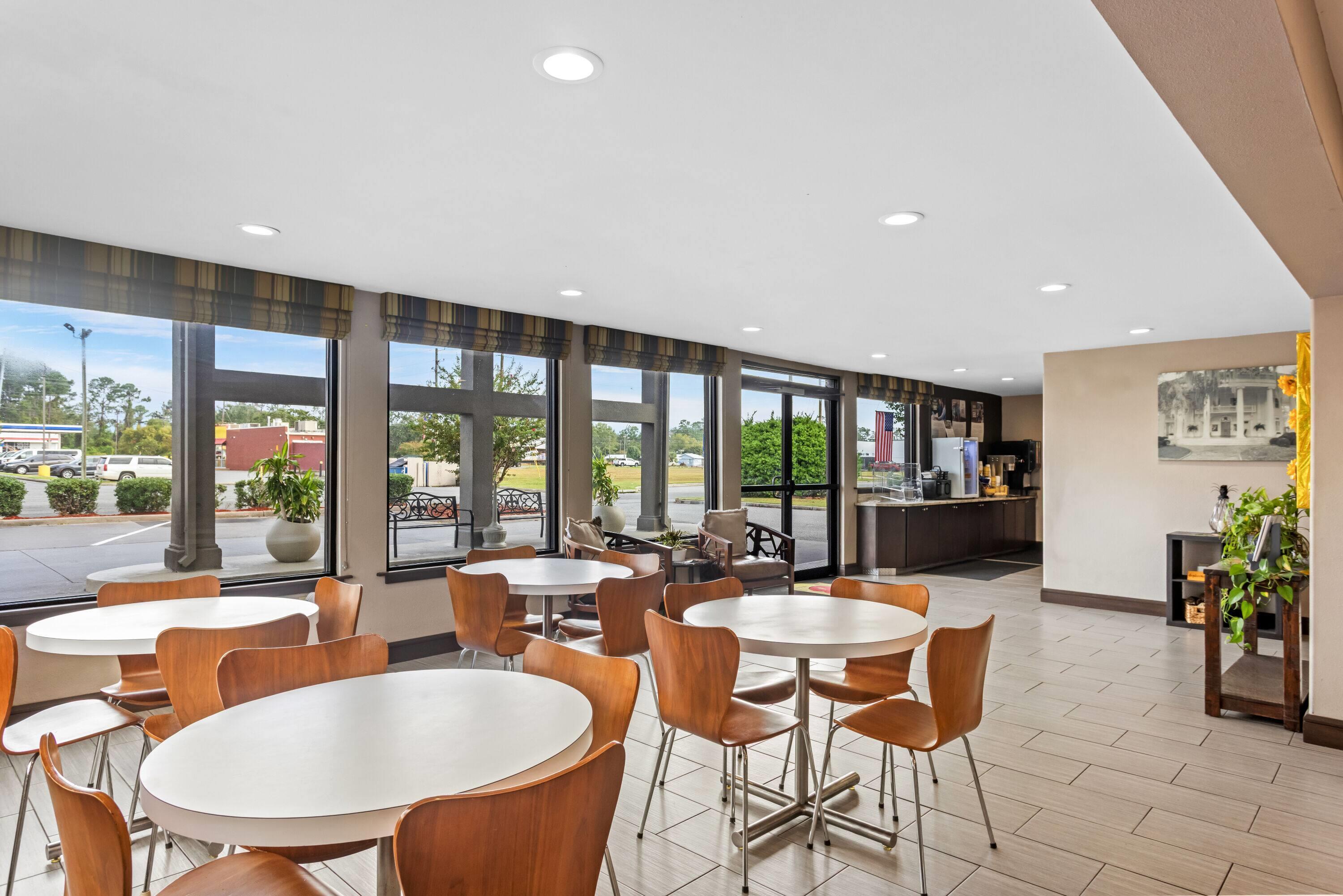 Lobby | Super 8 by Wyndham Valdosta/Conf Center Area