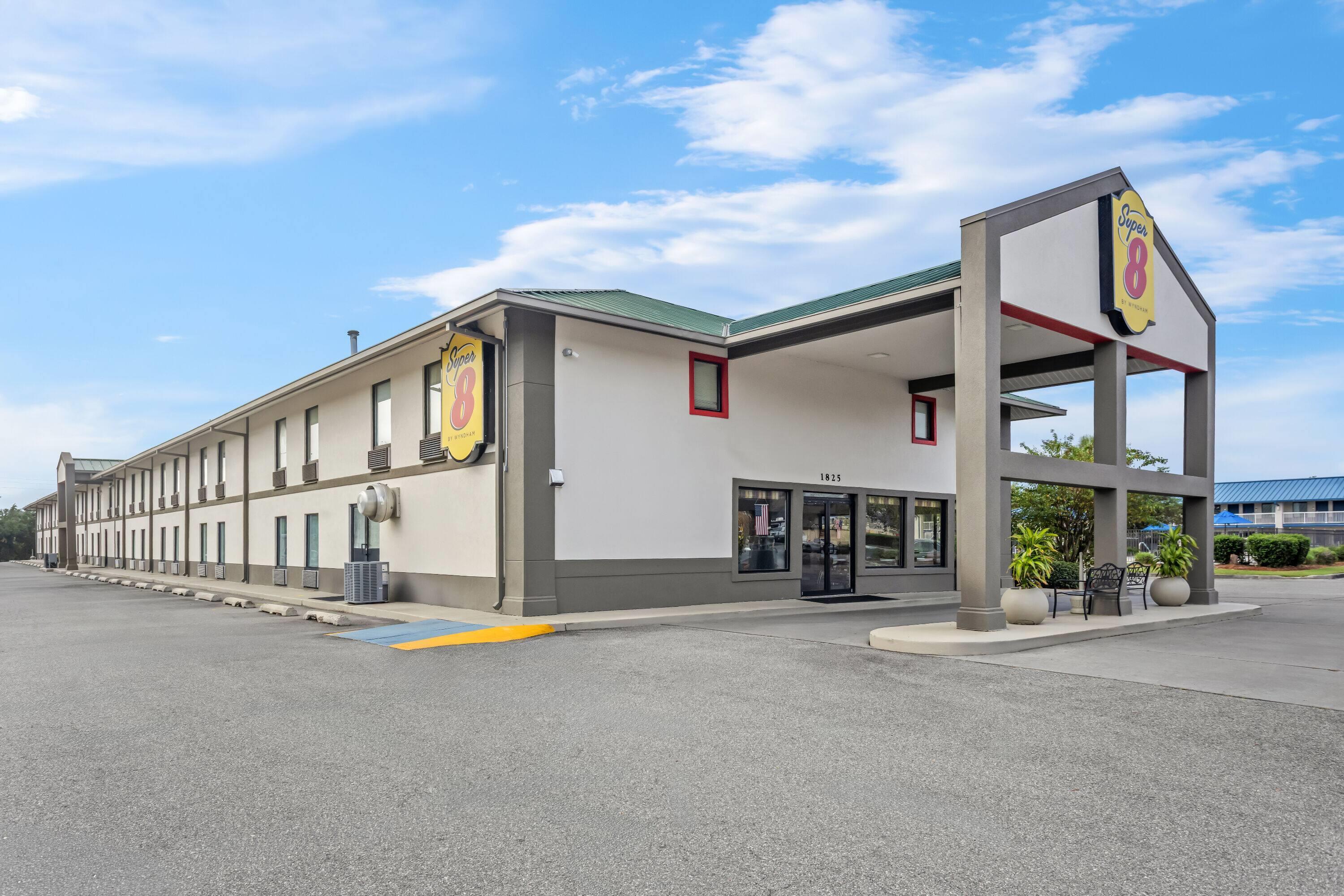 Exterior | Super 8 by Wyndham Valdosta/Conf Center Area