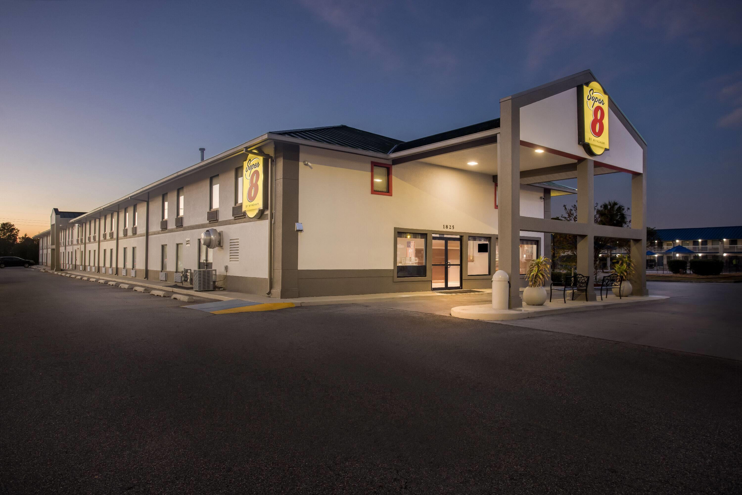 Exterior | Super 8 by Wyndham Valdosta/Conf Center Area