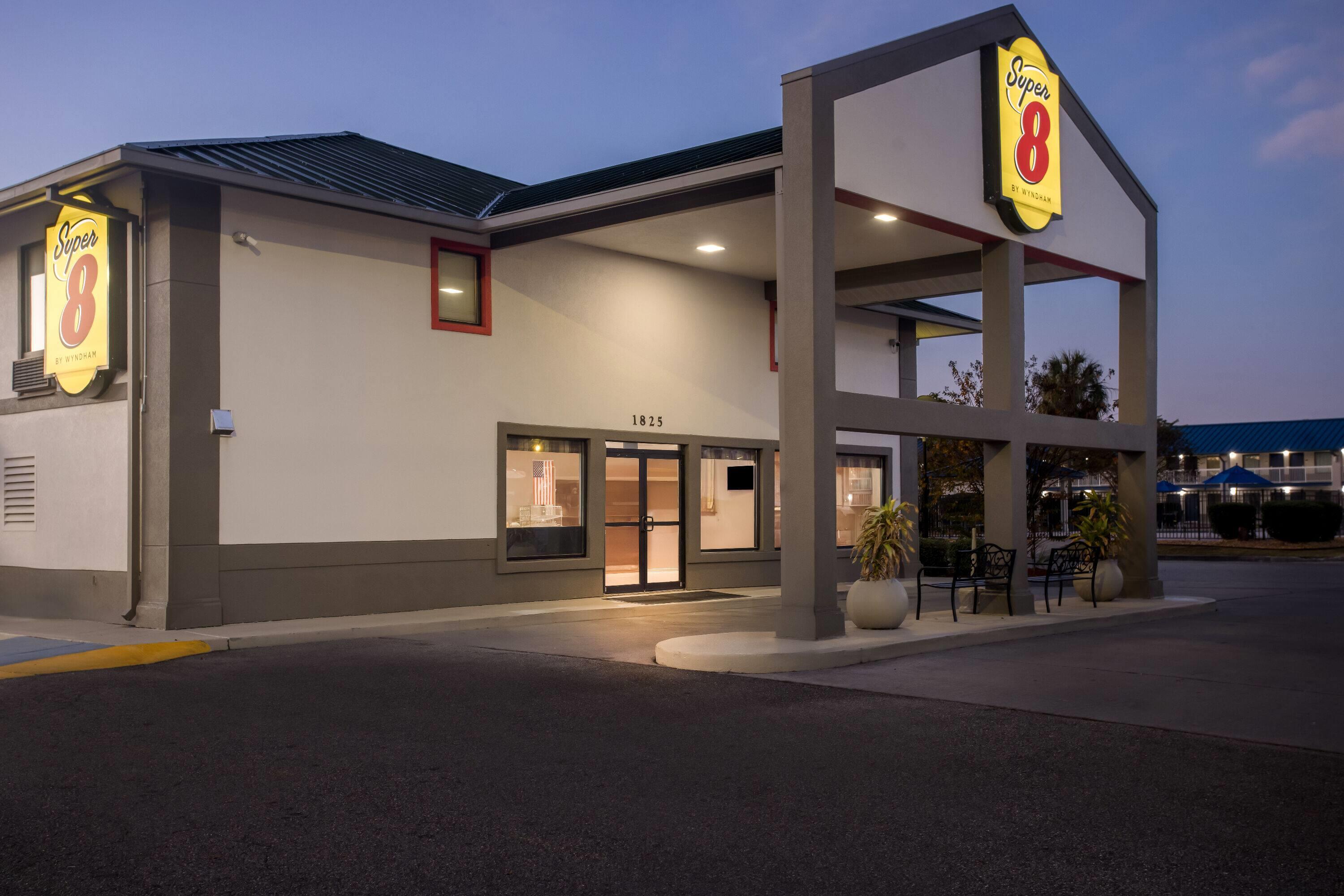 Exterior | Super 8 by Wyndham Valdosta/Conf Center Area
